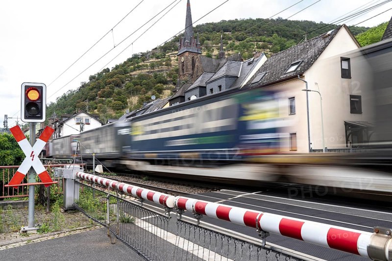 Upper Middle Rhine Valley, railway line on the right bank of the Rhine, goods train line, up to 400 freight trains run here within 24 hours, on both sides, through the Rhine Valley, directly through villages and close to buildings, level crossing, near the village of Lorch, Hesse, Germany, Europe