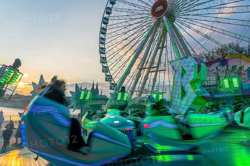 Deutz funfair on the Rhine, at Easter, funfair, break-dancer ride, Ferris wheel, Cologne Cathedral, Cologne, North Rhine-Westphalia, Germany, Europe