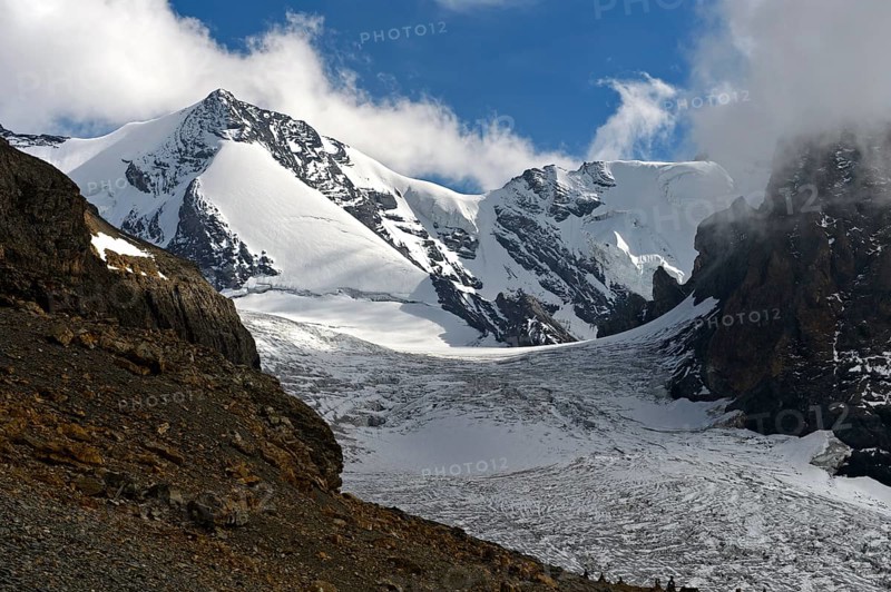 The cloud-capped Wyssi Frau peak above the Blüemlisalp glacier, Kandersteg, Bernese Oberland, Switzerland, Europe