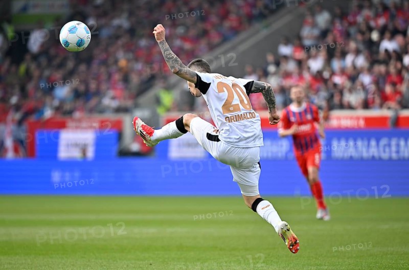 Alejandro Grimaldo Bayer 04 Leverkusen (20) acrobatic on the ball, action, Voith-Arena, Heidenheim, Baden-Württemberg, Germany, Europe