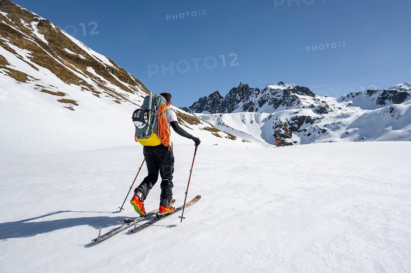 Ski tourers on the Graubünden Haute Route, Snow-covered mountains, Winter in the Albula Alps, Graubünden, Switzerland, Europe