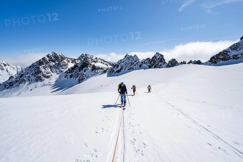 Ski tourer with rope, rope team on the Vadret da Porchabella glacier on the ascent to the summit of Piz Kesch, mountain landscape in winter, alpine tour, ski tour Bündner Haute Route, Albula Alps, Rhaetian Alps, Grisons, Eastern Switzerland, Switzerland, Europe