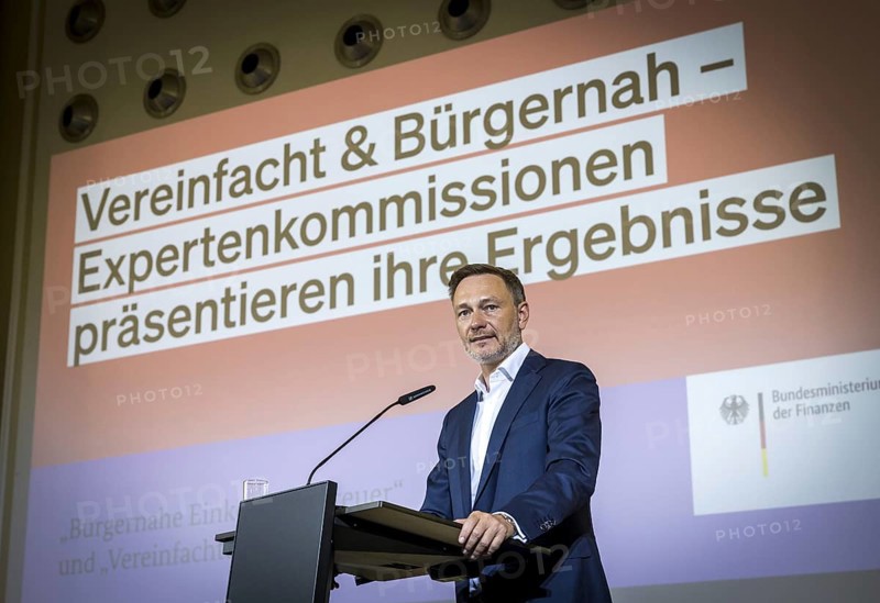 Handover of the reports of the expert commissions 'Citizens' Income Tax' and 'Simplified Corporate Tax' at the specialist event 'Simplified and Citizens' Tax, the expert commissions present their findings' at the Federal Ministry of Finance with Christian Lindner (FDP), Federal Minister of Finance, among others. 'Photographed on behalf of the Federal Ministry of Finance'