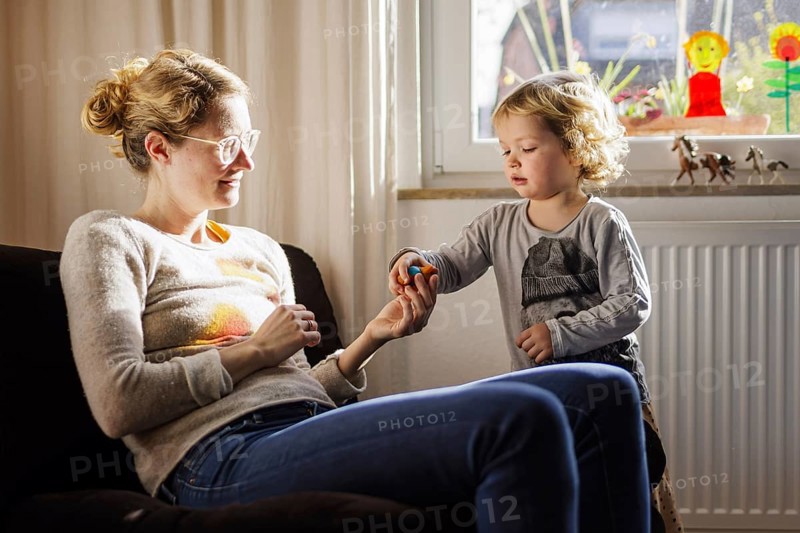 Mother and child playing together, Bonn, 31.03.2024