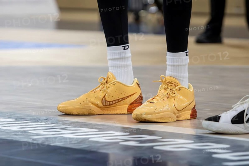 Basketball player wears Nike LeBron 21 Melo Melo basketball shoes (2023)