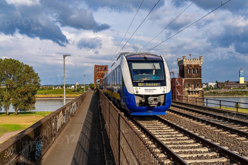 The railway bridge Duisburg-Hochfeld-Rheinhausen, over the Rhine, regional trains and many goods trains cross the Rhine here, from 1950, steel truss bridge, Duisburg, North Rhine-Westphalia, Germany, Europe