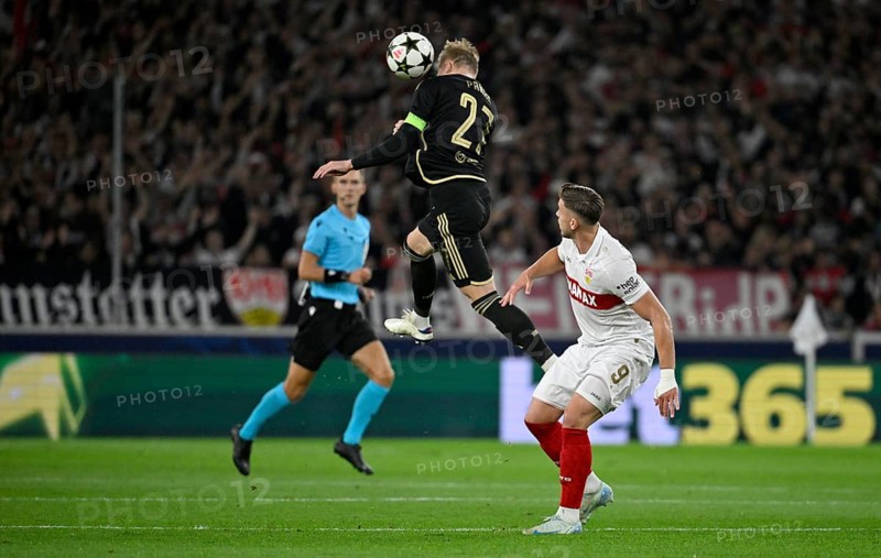 Header duel One-on-one action Ermedin Demirovic VfB Stuttgart (09) v Filip Panak AC Sparta Praha Prague (27) Referee Referee Manfredas Lukjancukas (LTU) Champions League, MHPArena, MHP Arena Stuttgart, Baden-Württemberg, Germany, Europe