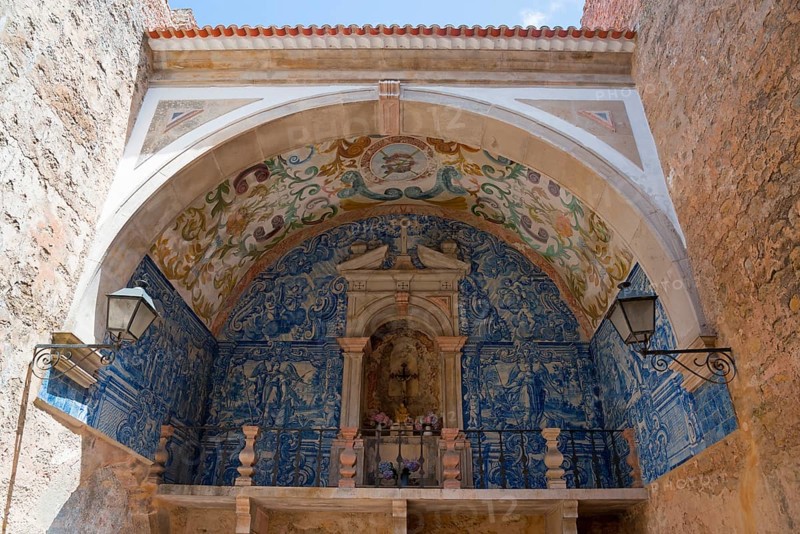 Arched entrance with blue tiles and baroque details, Porta da Vila, Óbidos, Obidos, Oeste, Centro, Estremadura, Portugal, Europe