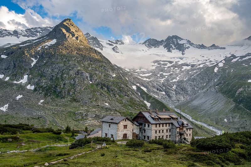 Mountain hut with Steinmandl mountain peak and Waxeggkees glacier, Berliner Hütte Alpine Club hut, Berliner Höhenweg, Zillertal Alps, Tyrol, Austria, Europe