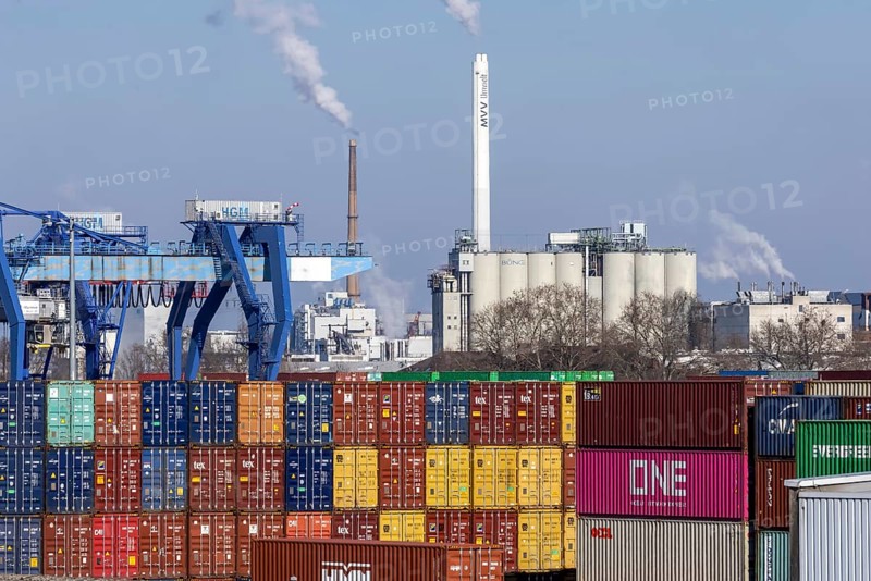 BASF plant, production building and smoking chimneys. Ludwigshafen on the Rhine, Rhineland-Palatinate, Germany, Europe