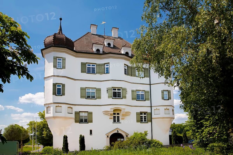 Bernstadt Castle, entrance, door, today municipal administration and local history museum, symmetrical baroque building, historical building, architecture, white facade, windows, turrets, shutters, roof tiles, Bernstadt, Baden-Württemberg, Germany, Europe