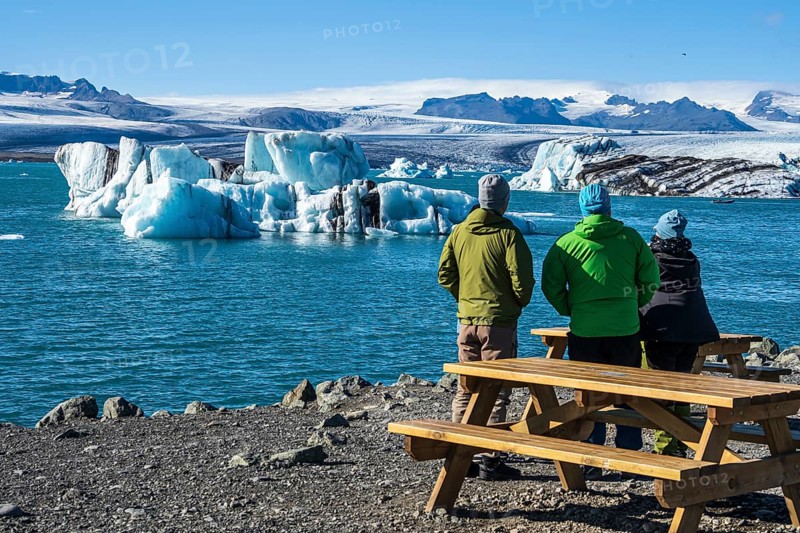 Tourists at the glacier lagoon Jökulsarlon, melting icebergs, Vatnajökull glacier, Iceland, Europe