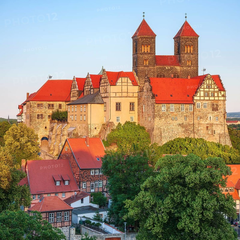 View of the Schlossberg with St Servatius collegiate church and castle and the half-timbered houses of the old town in the evening, UNESCO World Heritage Site, Quedlinburg, Saxony-Anhalt, Germany, Europe