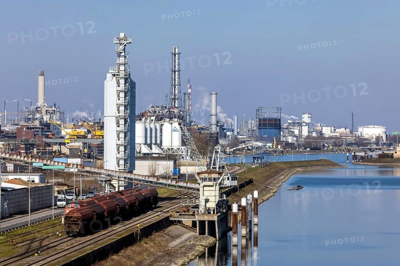 BASF plant, production building and smoking chimneys. Ludwigshafen on the Rhine, Rhineland-Palatinate, Germany, Europe