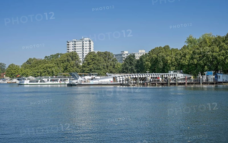Residential buildings and jetties in Tegel, Greenwichpromenade, Tegeler See, Tegel, Reinickendorf, Berlin, Germany, Europe