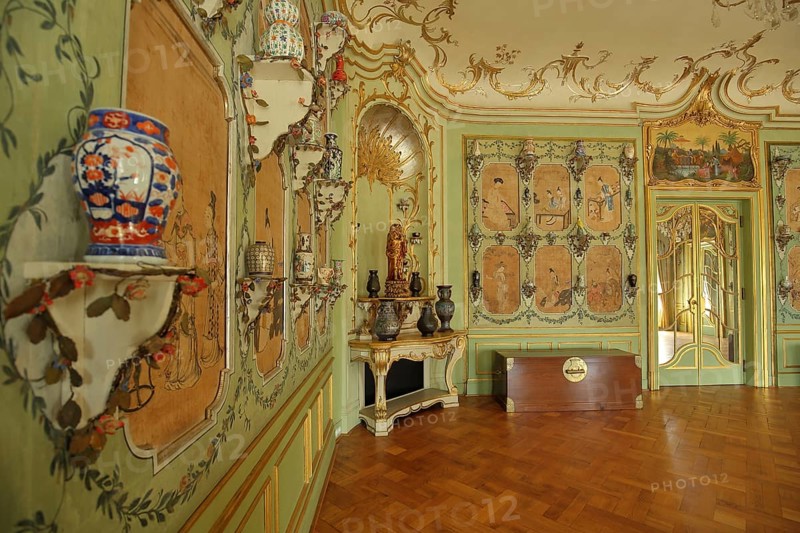Chinese room with porcelain vases, mirrors, stucco, ornaments, chest, parquet floor, porcelain, arts and crafts, exhibits, interior view, room, castle, Lichtenwalde, Niederwiesa, Saxony, Germany, Europe