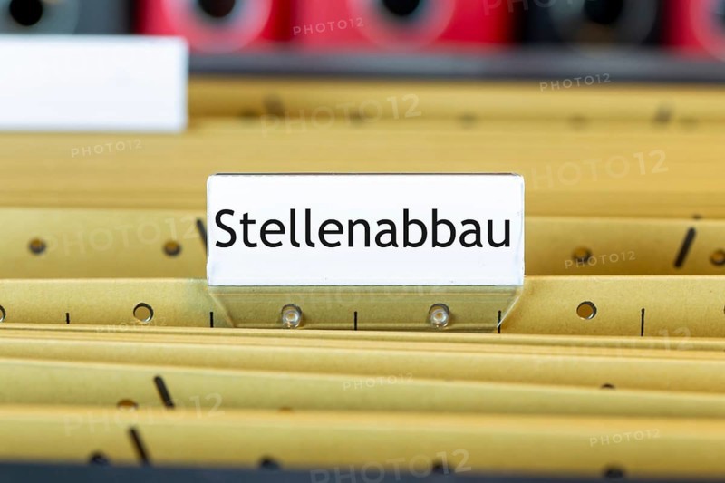 Sign with the inscription STELLENABBAU on a suspension file folder (symbolic image)