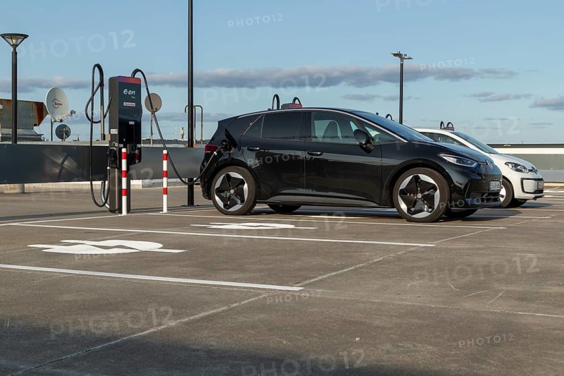 Mobility, e-charging Hamburg, cars at charging stations, charging station for electric vehicles on the car park deck of MediaMarkt Tech Village, Hamburg, Germany, Europe