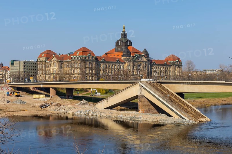 After the partial collapse of the Carola Bridge, a dam was built for the demolition work on the Neustädter Elbufer. D, Dresden, Saxony, Germany, Europe