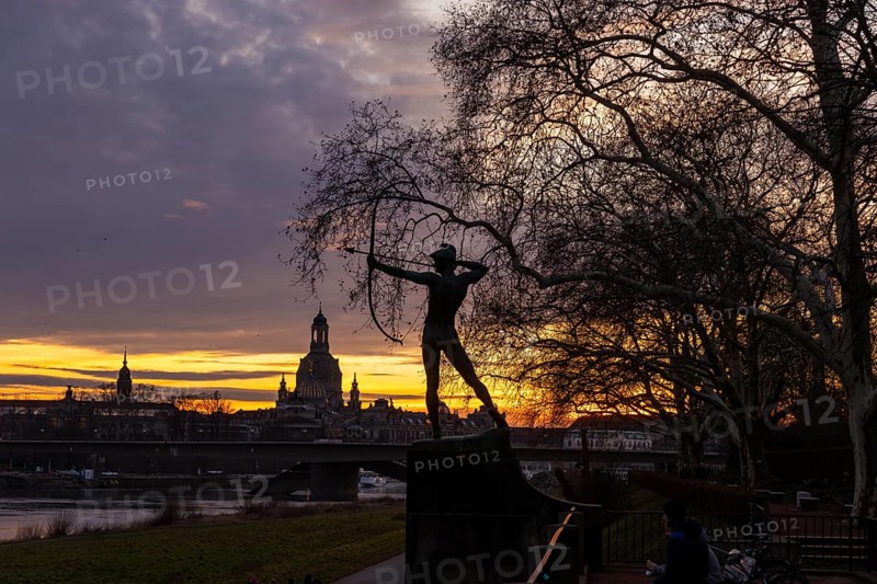 Sunset on the banks of the Elbe in Dresden, with a view of the historic old town and the archer, Dresden, Saxony, Germany, Europe