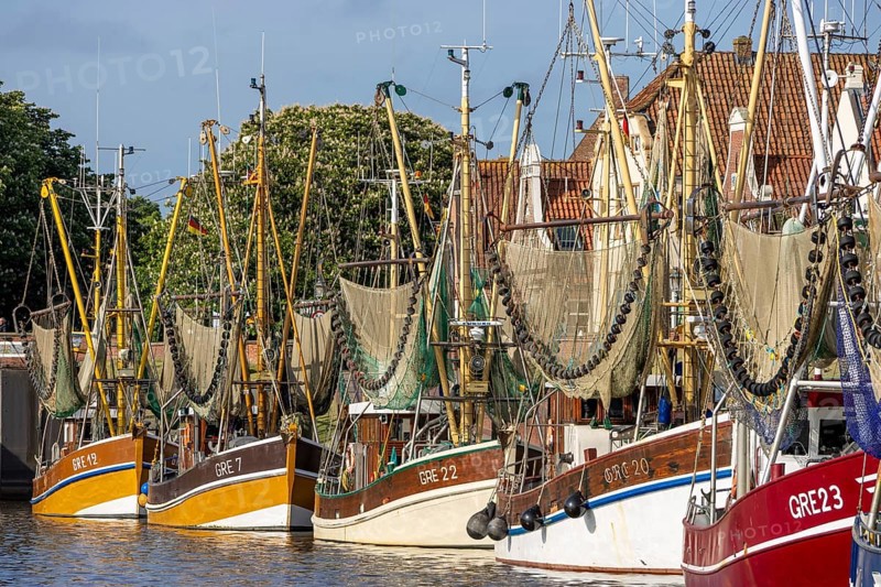 Crab cutter with crab net in the harbour of Greetsiel, Greetsiel, East Frisia, North Sea, Lower Saxony, Germany, Europe
