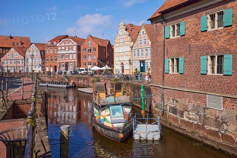 Harbour basin with railings, boats and the gabled houses, brick buildings and half-timbered houses along the Water West in the Old Hanseatic Harbour of Stade, Hanseatic city, district of Stade, Lower Saxony, Germany, Europe