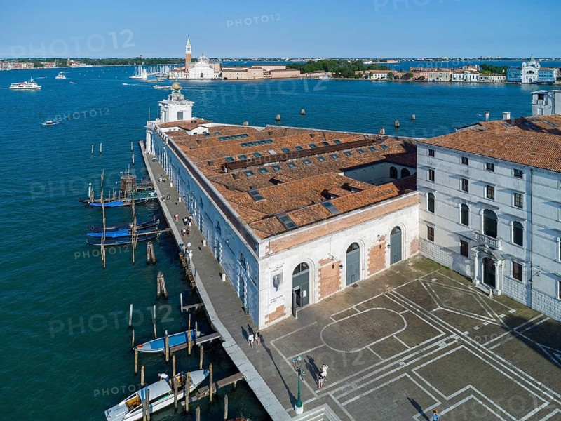 Früher Zollamt, heute Museum der Punta della Dogana dahinter die Basilica di S. Maria della Salute, am Kanal Grande, Venedig, Veneto, Italien