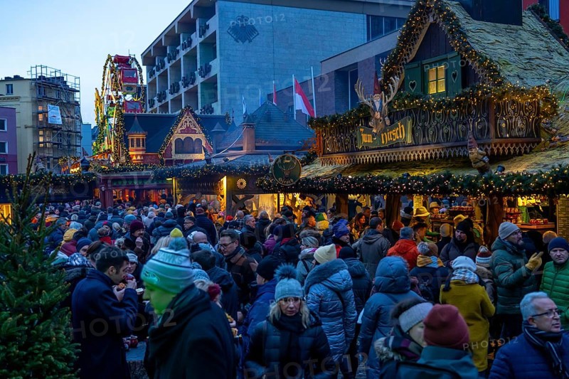 Christmas market at the Alter Markt in the old town of Cologne, Sunday shopping in Cologne city centre, 1st Advent weekend, North Rhine-Westphalia, Germany, Europe