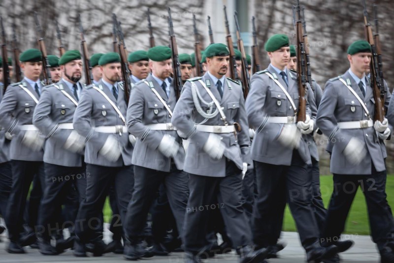 Army soldiers of the guard battalion march as part of an honour formation at the Chancellery in Berlin, 27.03.2024