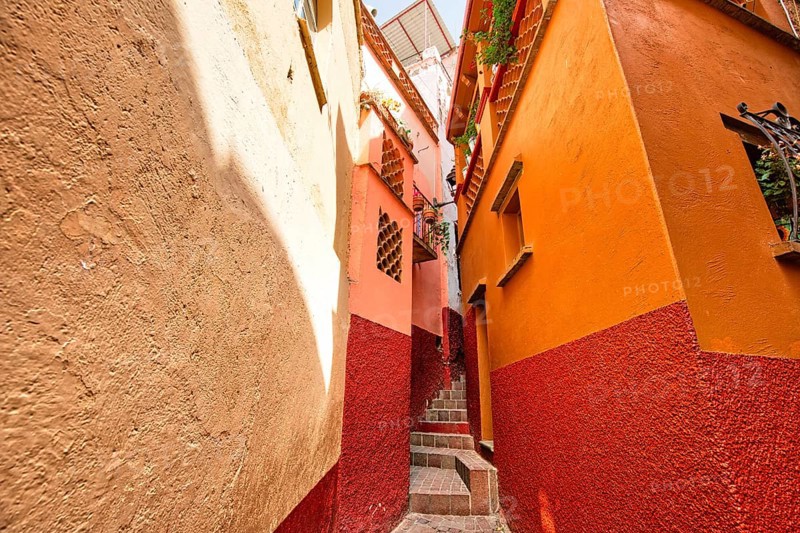 Guanajuato, famous Alley of the Kiss (Callejon del Beso)