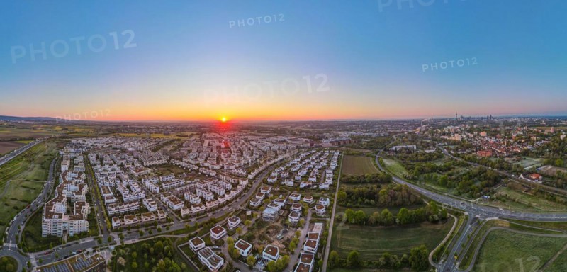 The sun rises over the Riedberg and Niederursel districts of Frankfurt in the north-west. (Aerial view with a drone), Riedberg, Frankfurt am Main, Hesse, Germany, Europe