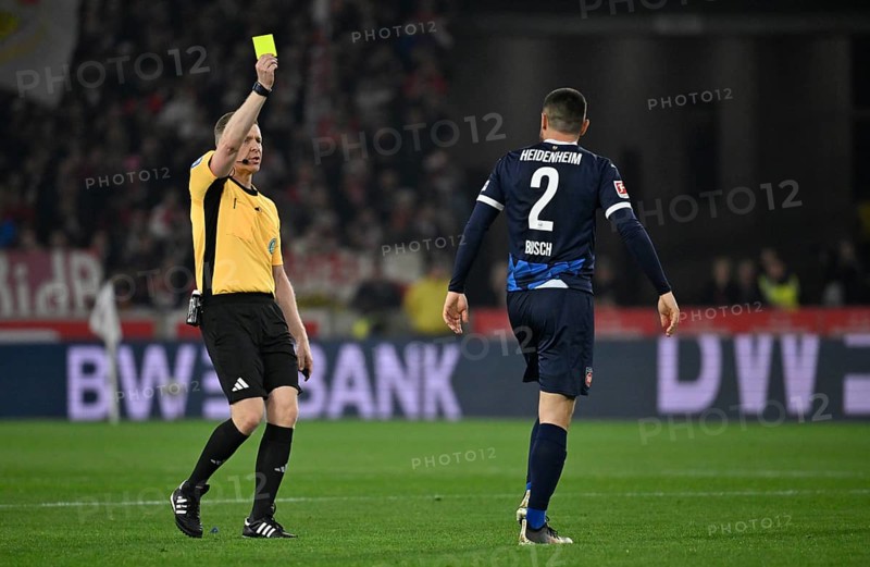 Referee Referee Tobias Welz shows Marnon bush 1. FC Heidenheim 1846 FCH (02) yellow card yellow caution MHPArena, MHP Arena Stuttgart, Baden-Württemberg, Germany, Europe