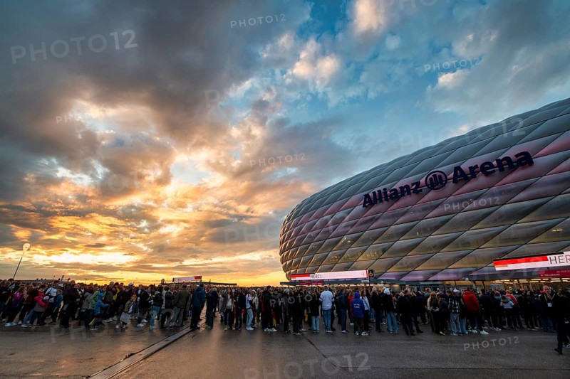 Spectators, fans, queue, waiting for admission, UEFA Nations League international match Germany vs. Netherlands, Allianz Arena, evening mood, Munich, Bavaria, Germany, Europe