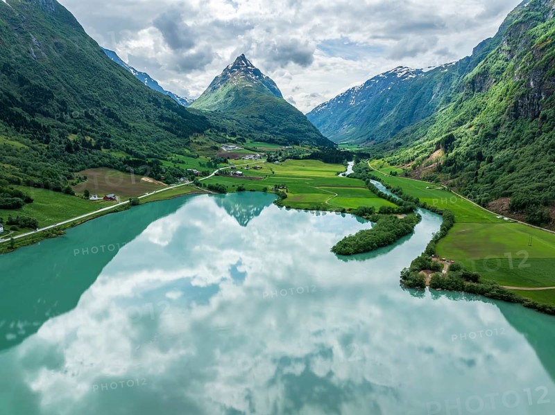 Mountain Eggenipa reflected in lake Bergheimsvatnet, south of Byrkjelo, Norway, Europe