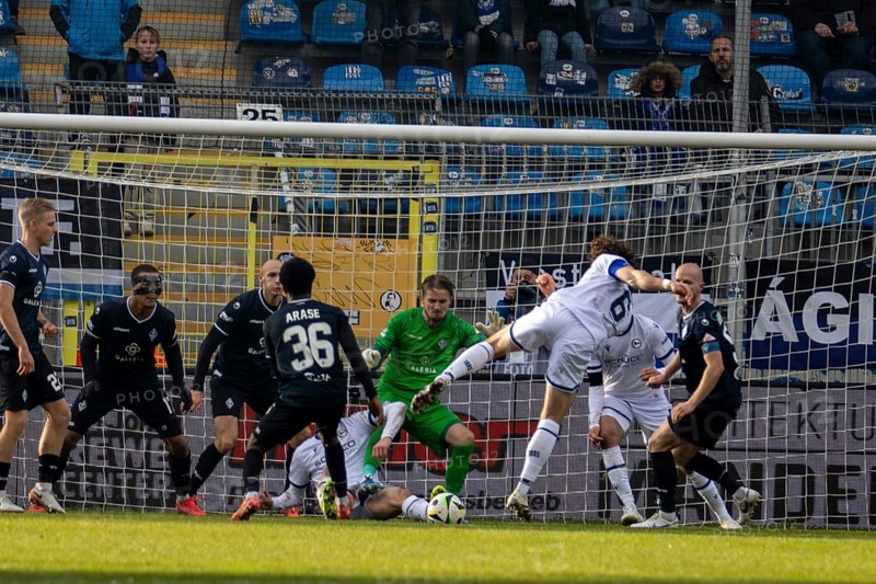 Football 3rd division, season 2024/25, matchday 19: Waldhof Mannheim vs Arminia Bielefeld. Picture: Good chance for Mael Vincent Lawrence Corboz (6, Bielefeld)