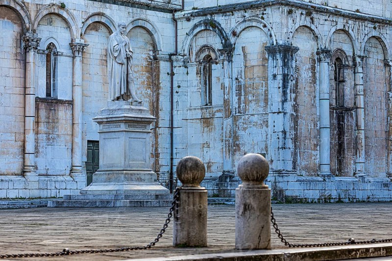 Piazza San Michele with the statue of the Italian politician Francesco Burlamacci, behind the facade of the church of San Michele in Foro, historic city centre, Lucca, Tuscany, Italy, Europe