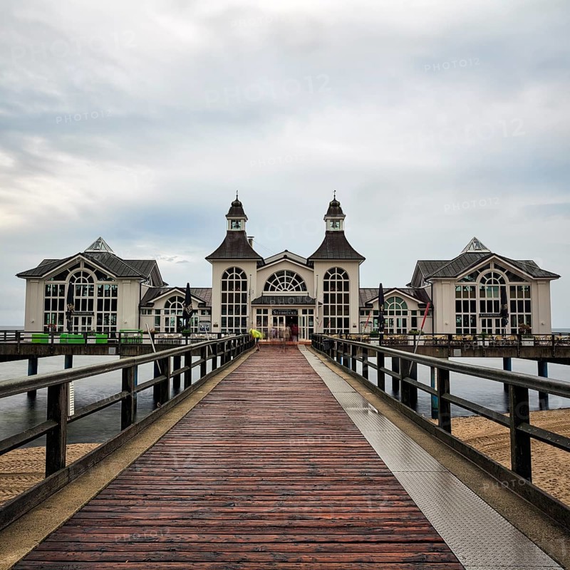 Sellin pier with individual tourists, rainy weather on the Baltic Sea, long exposure, Baltic Sea resort Sellin, Rügen Island, Mecklenburg-Western Pomerania, Germany, Europe