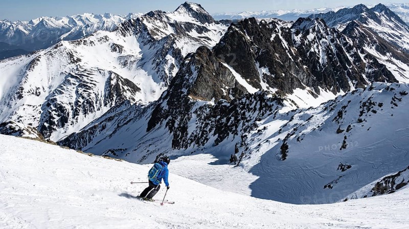 Ski tourers on the descent, peaks and mountains in winter, Sellraintal, Kühtai, Tyrol, Austria, Europe