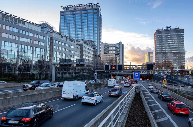 Motorway A40, Ruhrschnellweg, in Essen, junction Essen-Zentrum, city skyline, Ruhrschnellweg tunnel, this area would be affected by a diesel driving ban, Essen, North Rhine-Westphalia, Germany, Europe