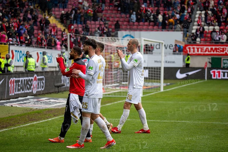 20/04/2024, Football 2nd Bundesliga, Season 2023/24, Matchday 30: 1. FC Kaiserslautern vs SV Wehen Wiesbaden (1:1) . SV Wehen Wiesbaden players are delighted after the draw in Kaiserslautern