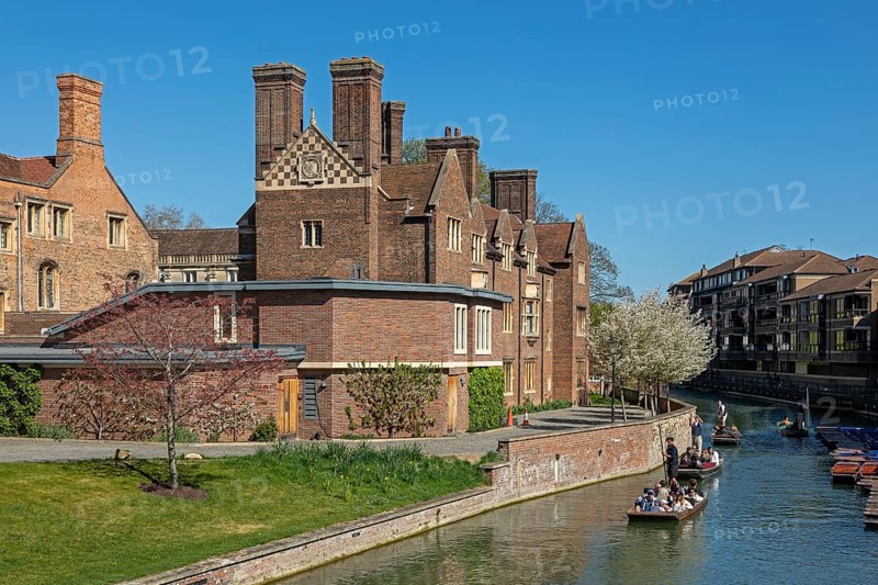 Punting, punting, Magdalene College, River Cam, Cambridge, England, Great Britain