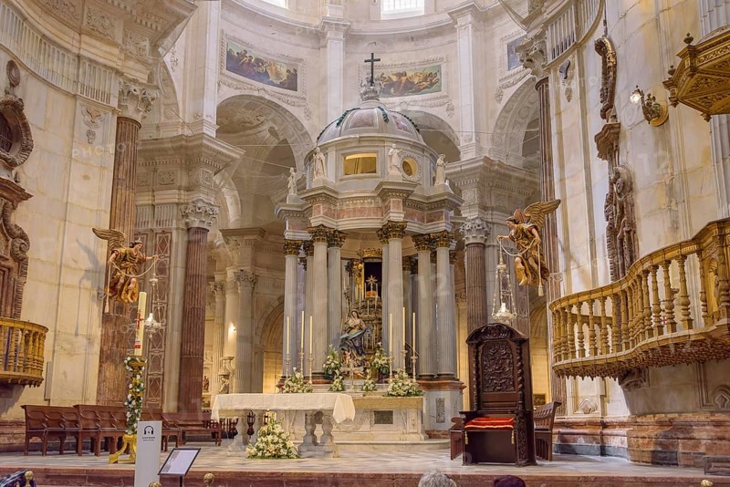 Altar under the dome in the Cathedral of the Holy Cross over the Sea, Catedral de Santa Cruz sobre las Aguas, Cádiz, Spain, Europe