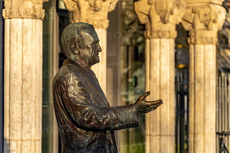 Johannes Rau sculpture in front of the Villa Horion in Düsseldorf, North Rhine-Westphalia, Germany, Europe