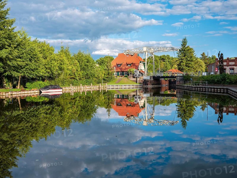 The historic lock with lifting bridge, Altfriesack, Brandenburg, Germany, Europe