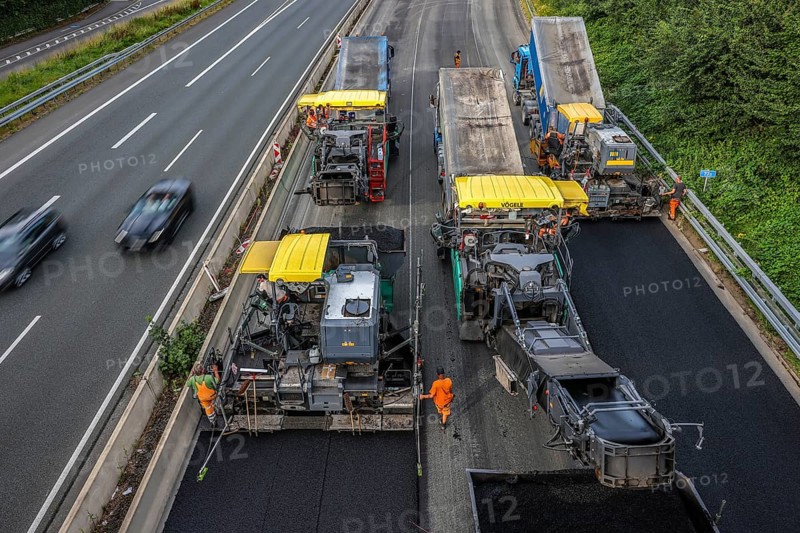 Essen, North Rhine-Westphalia, Germany, Road construction, Asphalt pavers and road rollers lay new, open-pored, whisper asphalt on the A52 motorway, here between the Essen-Kettwig and Essen-Rüttenscheid junctions in the direction of Dortmund, Europe