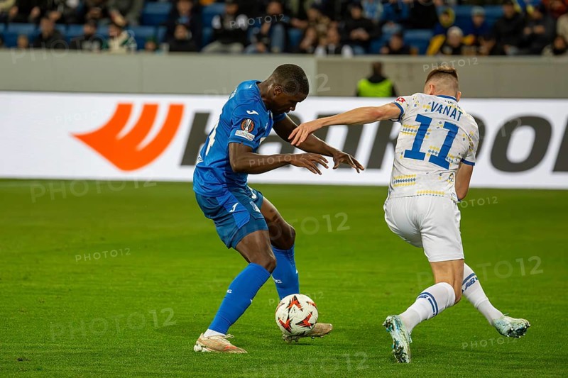 Football UEFA Europa League, 2024/25 season, matchday 2: TSG Hoffenheim v Dynamo Kiev. Picture: Intense duel between Stanley Nsoki (34, Hoffenheim) and Vladyslav Vanat (11, Kiev)