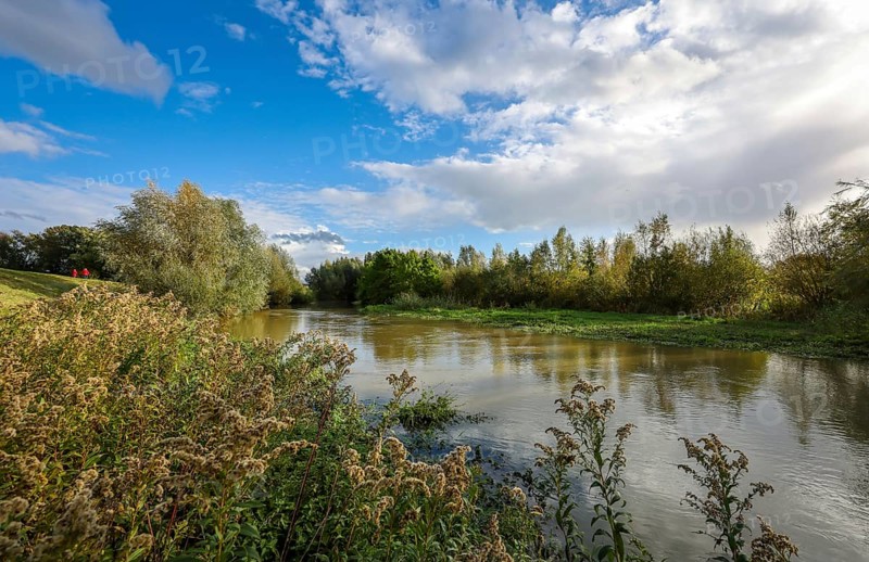 Bergkamen, Ruhr area, North Rhine-Westphalia, Germany, autumn landscape on the Seseke. The renaturalised Seseke, a tributary of the Lippe, has been transformed into a near-natural watercourse, flood protection and biodiversity through newly designed floodplains. Following the construction of a parallel sewer, the Seseke is now free of wastewater, having previously been an open, above-ground wastewater sewer, combined sewer with surface water and wastewater, Europe