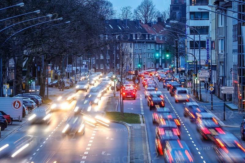 After-work traffic in the environmental zone on the B 224 Alfredstraße in Rüttenscheid, Essen, Ruhr area, North Rhine-Westphalia, Germany, Europe