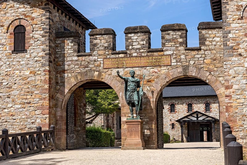 Main gate, Porta Praetoria with bronze statue of Emperor Antoninus Pius, Great Hall at the back, Basilica, Saalburg Roman fort, reconstructed cohort fort, museum, archaeological park, Upper Germanic Raetian Limes, border of the Roman Empire, Bad Homburg vor der Höhe, Taunus, Hesse, Germany, Europe