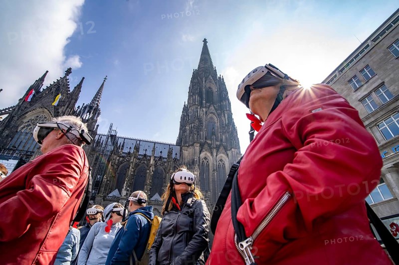 Timeridego, virtual city tour with VR glasses, on various topics, virtual reality time travel into the past of Cologne, here at Cologne Cathedral, North Rhine-Westphalia, Germany, Europe